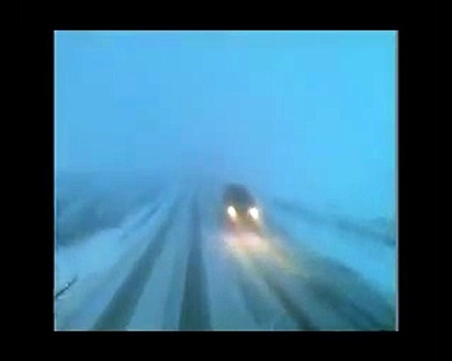 Два НЛО пролетели над трассой. Два НЛО быстро пролетели. Реальные съемки НЛО. Инопланетяне атакуют.