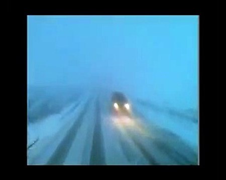 Два НЛО пролетели над трассой. Два НЛО быстро пролетели. Реальные съемки НЛО. Инопланетяне атакуют.