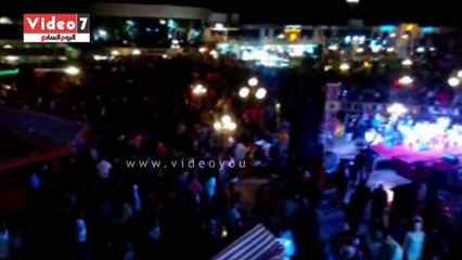 آلاف السائحين يشاهدون إضاءة سماء شرم الشيخ بالأنوار