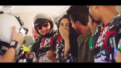 Bollywood star sharukh khan servine the food our fan