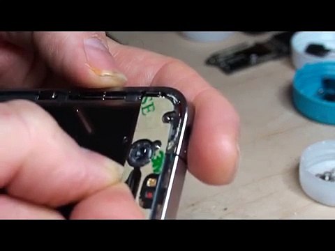Apple iPhone 4 riparazione vetro rotto e rimontaggio