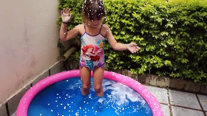 COLOCAMOS CORANTE NA PISCINA FIZEMOS A PISCINA DO FROZEN ELSA