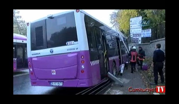 Freni boşalan özel halk otobüsü bariyerlere çarparak durabildi