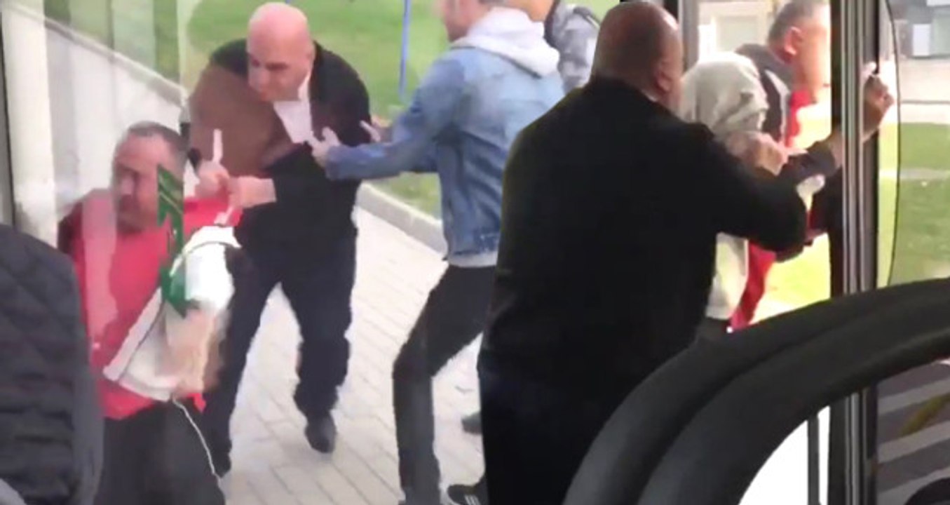 Halk Otobüsünde Dehşet Anları! Şoför, Yolcuyu Yaka Paça Aşağı İndirdi