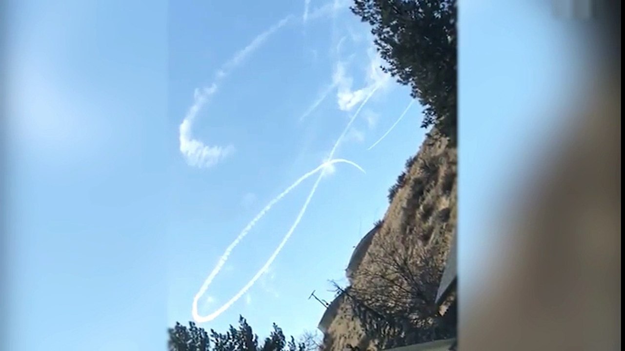 US Navy Pilot draw huge pen*s in the Sky