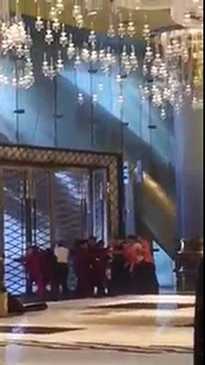 在澳门新葡京赌场，几十个员工都挡不住台风“天鸽”的侵袭 。。！