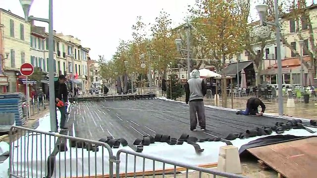 La patinoire en cours d'assemblage devant le Cours (images françois Delena)