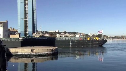 La barge du convoi ITER franchit le cenal de Caronte.