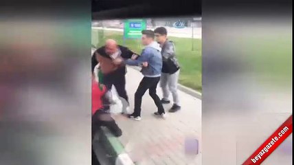 Şoförün yolcuyu otobüsten zorla indirdiği anlar kamerada