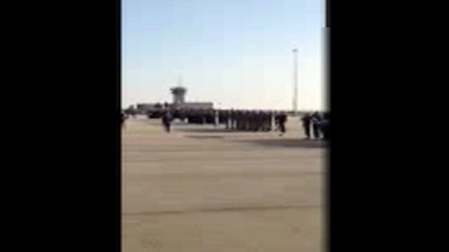 François Hollande accueilli en musique à la BA 125 d'Istres.