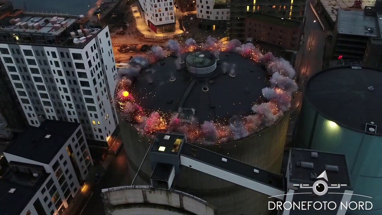 Démolition impressionnante du toit d'un silo de stockage d'huile géant en pleine ville
