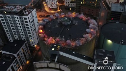 Démolition impressionnante du toit d'un silo de stockage d'huile géant en pleine ville