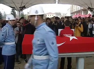 Yunan Leonidis Naim Süleymanoğlu'na tabutunu öperek veda etti
