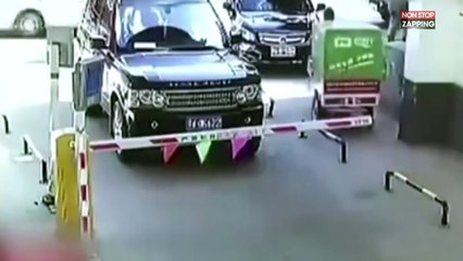 Hors de lui, un automobiliste détruit la barrière d'un parking (vidéo)