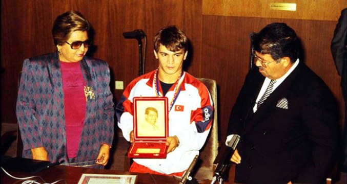 Turgut Özal'ın Oğlu Ahmet Özal, Naim Süleymanoğlu'nun Kaçışını Anlattı: Ajanlar Savaşıydı