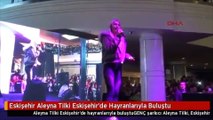 Annesi Aleyna Tilki'nin bağcıklarını bağladı