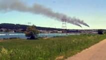 Depuis ce matin 7h, les torches de l'usine de Naphtachimie émettent une épaisse fumée noire.