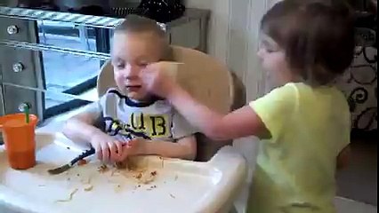 Ukoliko i vi imate starijeg brata ili sestru, ovih 12 fotki savršeno pokazuje kako vam je bilo!