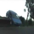 Quand une voiture essaie de suivre un skateboardeur... Trick raté, voiture foutue