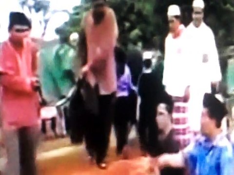 شاهد بالفيديو ثعابين تخرج من القبر اثناء الدفن ! سبحان الله