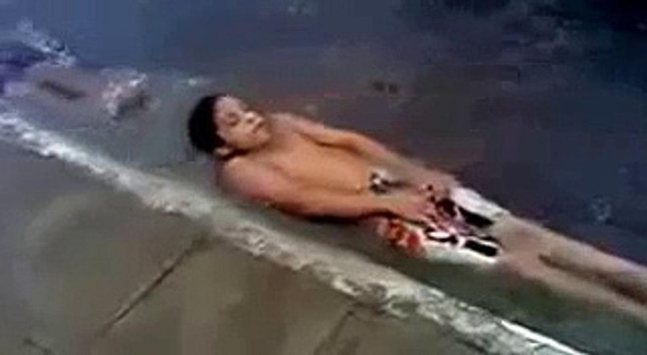 طفلان يسبحان على الأسفلت في الرياض!