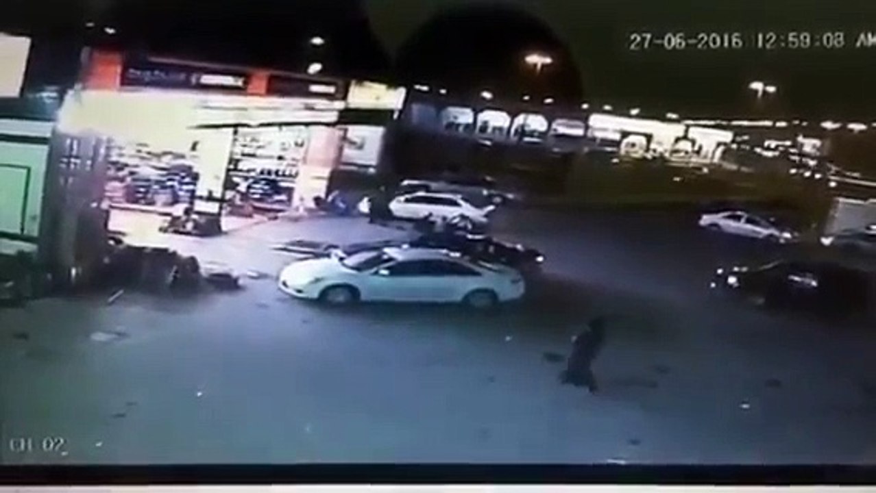 كان يبي يعبي سيارته هوا انصرقت سيارته شوف المقطع