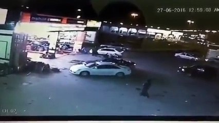 كان يبي يعبي سيارته هوا انصرقت سيارته شوف المقطع