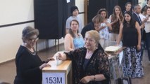 Bachelet y Goic ejercen su derecho al voto durante las presidenciales Chile