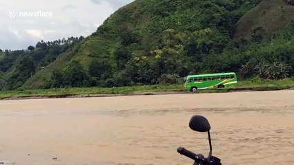 Скачать видео: Ce chauffeur de bus scolaire prend d'énormes risques pour traverser une rivière en crue... Dingue