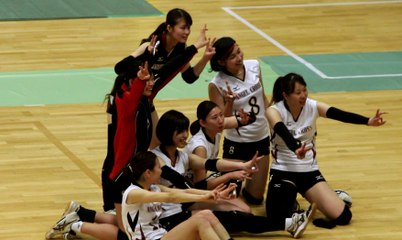 鶴ケ崎佳寿葉選手と勝利後の記念撮影の様子 柏エンゼルクロス【女子ﾊﾞﾚｰﾎﾞｰﾙVﾁｬﾚﾝｼﾞﾘｰｸﾞⅡ2017-2018】2017.11.11青山学院大学体育館