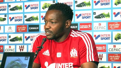 Steve Mandanda critique l'état de la pelouse du Vélodrome