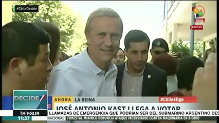 Llega a votar aspirante presidencial chileno José Antonio Kast