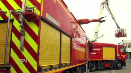 Bernard Cazeneuve se fait présenter les moyens du SDIS 13