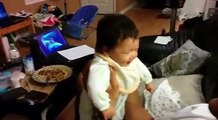 Ova majka je snimala trenutke dok je otac držao bebu u rukama, ono što je primjetila ju je ostavilo bez daha