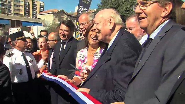 Foule autour de Jean-Claude Gaudin inaugurant la 91ème foire de Marseille.