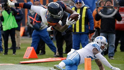 Tarik Cohen soars for a 15-yard TD