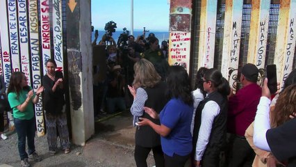 Mexicana y estadounidense se casan en muro fronterizo