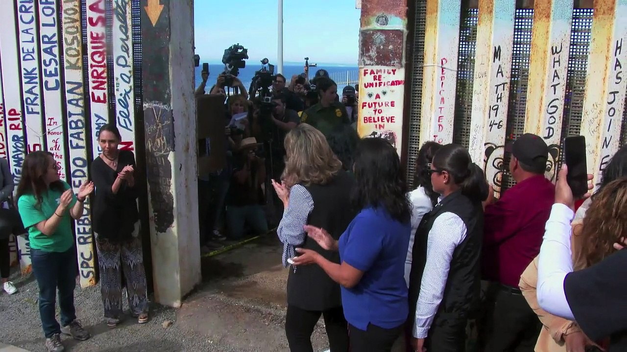 Mexicana y estadounidense se casan en muro fronterizo