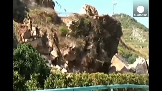 Un énorme rocher se décroche et chute sur une autoroute chinoise