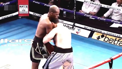 Showboating Specialist Makes Boxing Debut