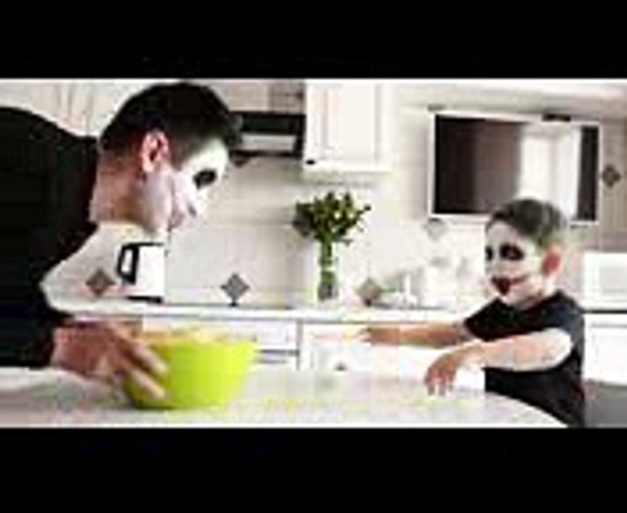 Funny Baby Joker БИТВА МАКАРОНАМИ Baby Joker vs Joker Dad - Food Fight Real Life Superhero Movie