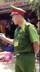 Thanh niên chặn xe bắt lỗi công an không đội mũ bảo hiểm