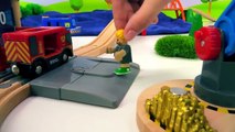 TOY TOWN - BRIO Police stop a GOLD ROCK Robber! Brio toys videos for kids with Toy Railway Trains-u_hfUR1dzHo