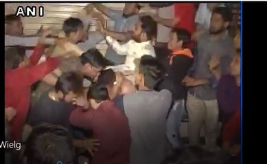 காங்- ஹர்திக் பட்டேல் ஆதரவாளர்களிடையே அடிதடி- வீடியோ