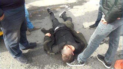 İstanbul'da Bildik Görüntü! Uyuşturucu Kullanan Genç Sokak Ortasında Yere Yığıldı