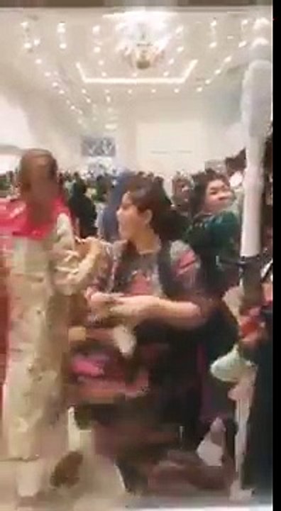 50% Sale at Agha Noor  Lucky One Mall Karachi. Kia Hugya Hey In Khawateen Ko