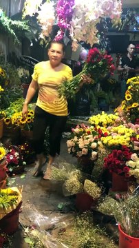 Bị chê ngực lép và trù ẻo lấy 6, 7 đời chồng, cô gái trẻ đến phá tan cửa hàng bán hoa tươi