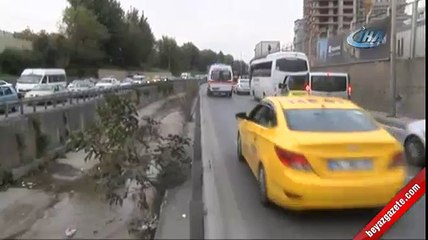 Lüks aracın motoru metrelerce uzağa fırladı