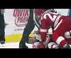 ¿Hockey o MMA La pelea del siglo en la pista de hielo  Videos Virales  Telemundo Deportes