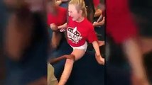 Son entraineur force cette cheerleader a faire le grand écart... Douloureux!